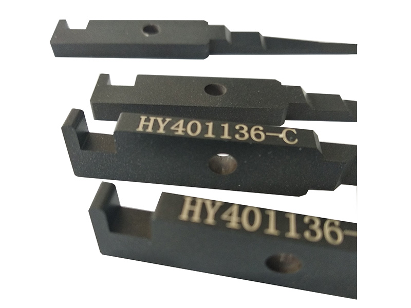 得人精工为锂电池行业提供陶瓷压轮、卷针、极耳切刀、模板垫片、分切刀等