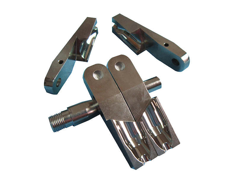 得(de)人夹头(tou)、精密(mi)滚筒、电极板、激光设备零件，陶瓷压轮、深圳分切刀、定制极耳切刀(dao)、不锈钢(gang)包胶滚筒等核心(xin)精(jing)密配件